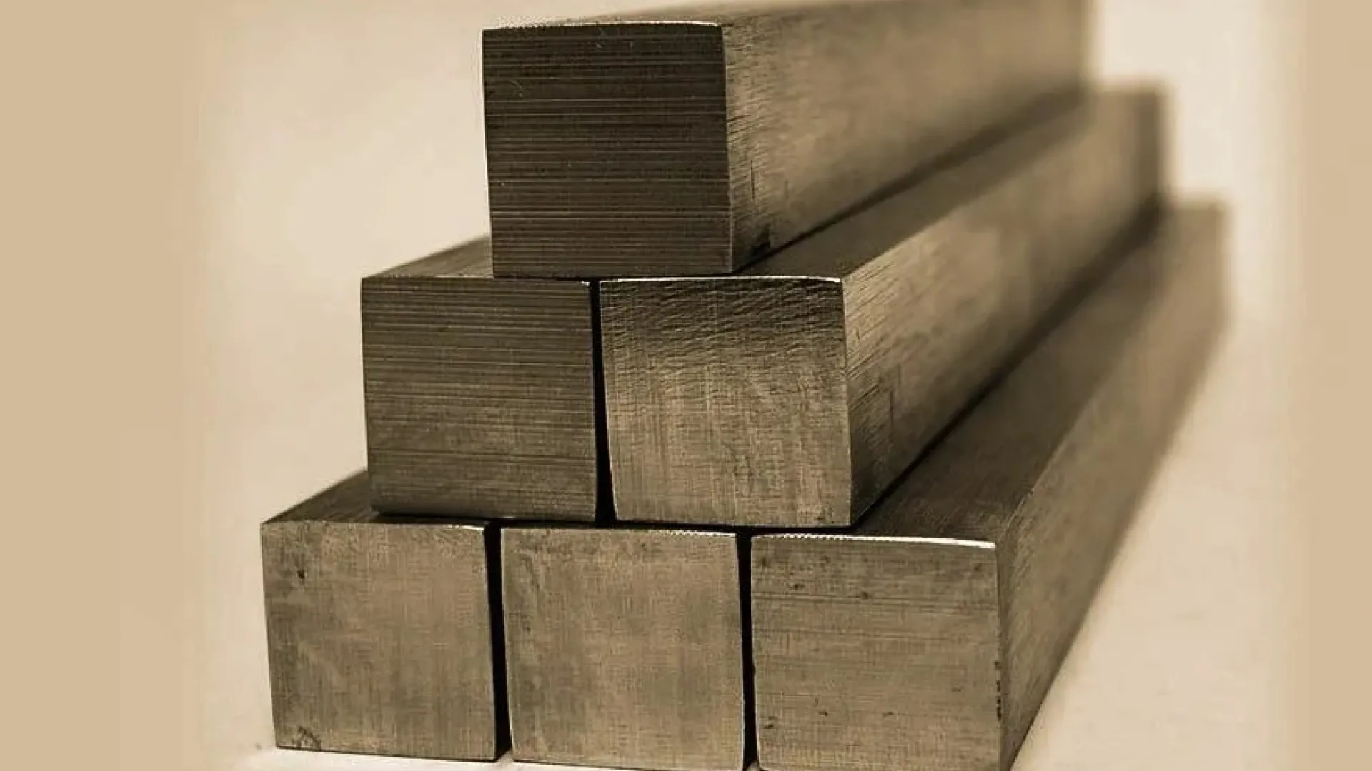 Бронзовый квадрат 140 мм БрАМц9-2 3 м